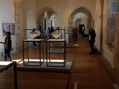 L�ambiente successivo � la sala Normanna o �degli erratici lapidei�, in cui sono esposti elementi architettonici e scultorei e lastre con iscrizioni e decori